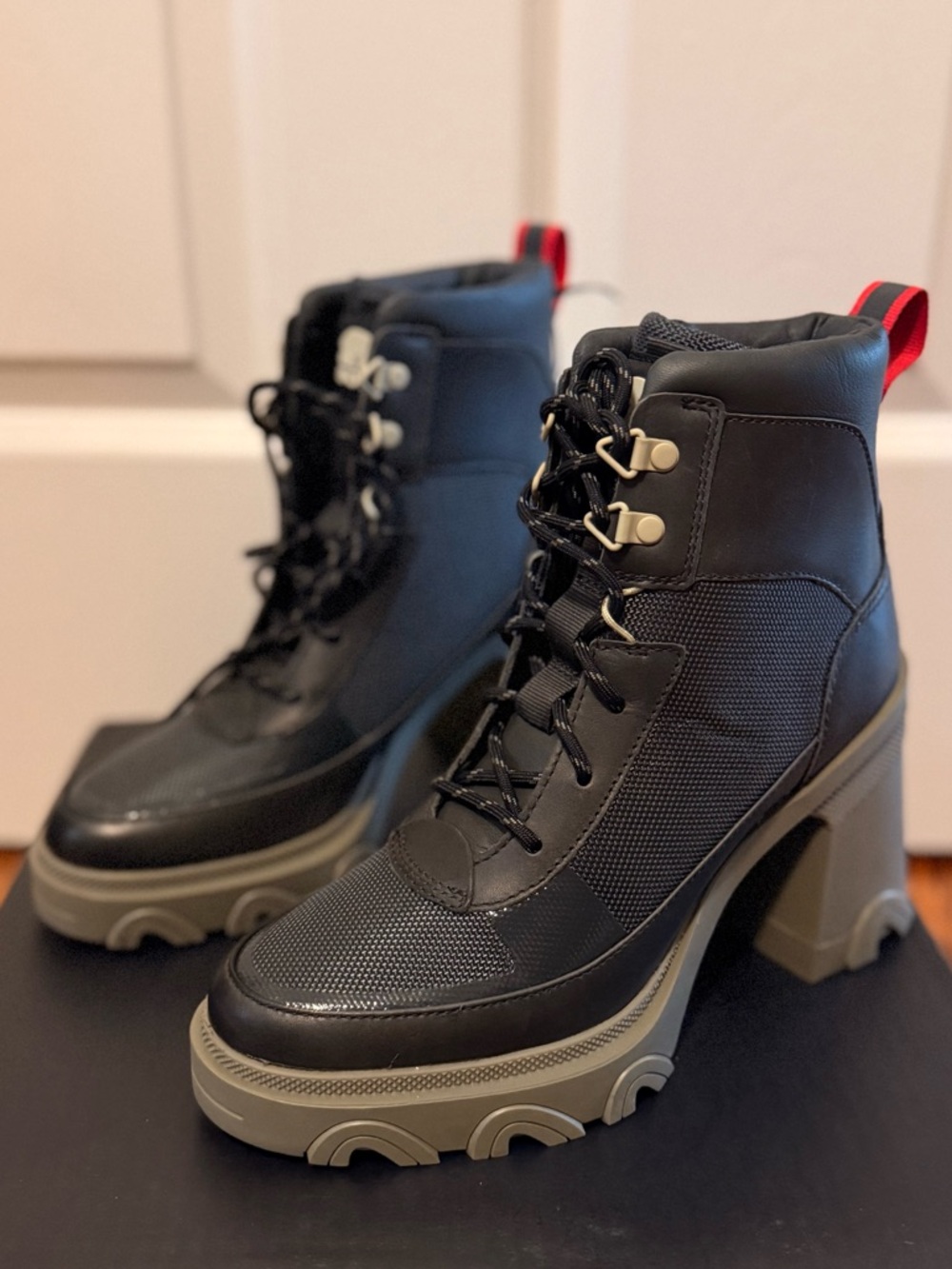 Sorel Black Lace-Up Platform Ankle Boots with Gray Sole | Size 6 NWT
